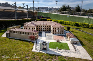 Парк Miniat&uuml;rk - макет на Университета Галатасарай (Galatasaray High School) в Истанбул