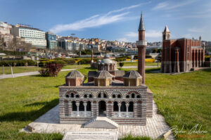 Парк Miniat&uuml;rk - макет на джамията Molla Gurani в Истанбул