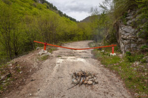 Бариера по пътя за водопад "Сувчарско пръскало"